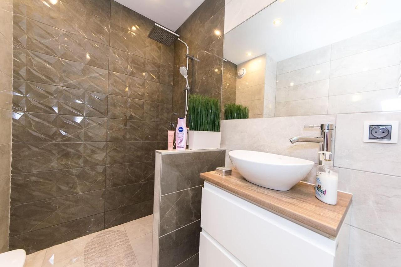 Cosy Studio With Private Garage P4You Pl Apartamento Cracovia Exterior foto